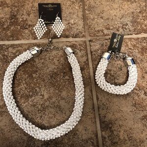 TRACI LYNN JEWELRY SET WHITE AND SILVER UNUSED